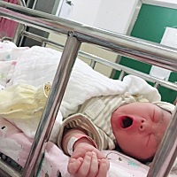 9 23剖宫产的女宝宝。 7，4斤  宝宝乖不好哭