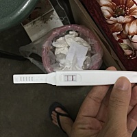 我上个月28号来的月经，然后这一个星期胸胀痛，今天测，两条杆这么明显...是不是验孕棒有问题？