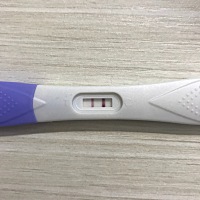 上个月23来大姨妈！这个月还没来，胸痛了一个多星期，刚测的有一条比较浅这样是有还是没有？