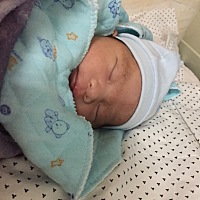 女宝一枚，头胎，六斤四两，十四号下午三四点见红，八点多羊水破了，九点开两指，十点五十分宝宝落地，...