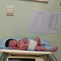 宝贝刚出生的照片留个纪念