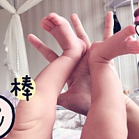 宝宝16天了，今天称了一下体重，妈妈95斤，宝宝8斤啦～加油！一起长肉肉～