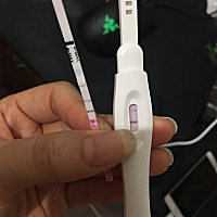 路过的请各位姐姐帮我看看是不是怀孕了，昨天晚上测的，早上又测了一次，还是和左边的验孕纸一样，我月...