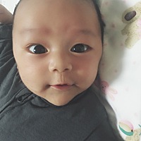 大家看看像妈妈多还是像爸爸呢。