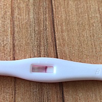 上个月19号来的姨妈，今天2 了还没来，什么情况？这有怀孕吗？怎么老感觉有一个很浅很浅的感觉……