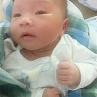 发现宝宝睡觉有一种叫空手恐惧症，睡着两手一伸，似乎他感觉摸不到东西吓醒哭的嘴巴抖动，洗澡也是只要...