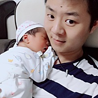 9天大啦，有点打隔，喝奶哼哼的...黄疸快退去吧，那么小就喂药感觉好难受……