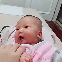 还有两天我们就满月啦，今天剃了个小光头，哈哈怎么感觉像个男孩，吃成小胖妞了都😀