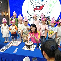 宝宝每天洗澡都不爱洗头，特别不爱洗，好麻烦，夏天每天出汗肯定要洗的，每次都要哭，有办法么