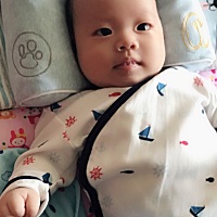 大家有没有觉得，小宝宝躺着和抱起来，感觉长得不太一样呢～😂