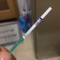 昨天晚上有条很浅的印子。。早上测又没了，内裤上有一点点褐色的血。。有种要来姨妈的腰酸腿无力的感觉...