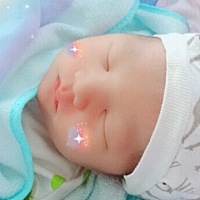 宝宝出生15天了，最近我遇到烦恼的事情。就是喂母乳的时候，宝宝居然把我的乳房咬伤了，现在一喂母乳我...