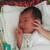 天天头半夜陪哥哥睡觉💤后半夜陪妹妹睡觉💤这么多天了还会吃妹妹的醋、看见我抱妹妹就闹着让阿姨把...