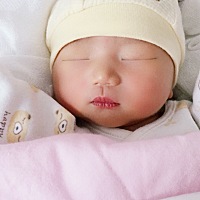 9.26早上见红，晚上开始出现规律宫缩，27号早上去医院白天宫缩七分钟左右一次，一次持续一分钟，不停走...