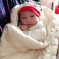 睡觉？想睡觉是不可能的。只能看着宝宝任性的想哭就哭箱睡就睡。