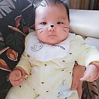 宝宝三个月了，19.8斤，67厘米，我们是女宝宝，是不是你们一听都该说真胖，反正我抱着出去见了的都是我...