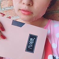 秋天了皮肤好干燥。得补水了。怀孕也要好好保养皮肤。有谁像我一样怀孕还涂指甲油的.