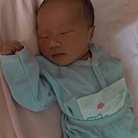 都快到满月了，发现宝宝头发好少，而且不黑还软软的，看到别人的宝宝头发都是又多又黑还粗长，担心长大...