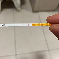 这这这。。。离姨妈期还有两天，测出来的浅粉杠杠。。。前几天喝了板蓝根，不知道对孩子有没影响啊。。。