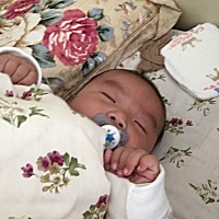 宝宝三个月了 他奶奶偷偷给他喝米粉 每顿都是米粉加奶粉！！而且宝宝总觉得他喉咙里有痰 是不是肺炎啊？