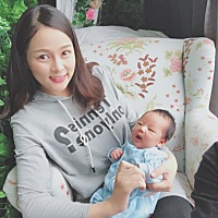 有宝妈出月子就来大姨妈的吗？ 我恶露都干净好几天留黄色液体了 突然身上又来红色的 是大姨妈吗？ 怎么...