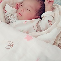 宝宝出世后就不知道一觉睡到天亮是什么感觉了，喂奶、换尿布、喂奶、换尿布...