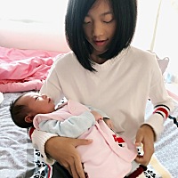 姐姐放假回来可是把宝宝宠坏了