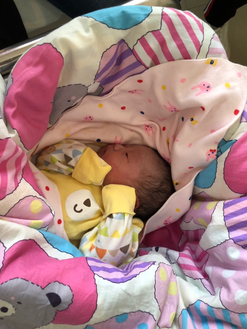 10月5号刨腹产7斤3两女宝宝，孕期都说是男孩，一直都想要个女孩，这回如愿啦