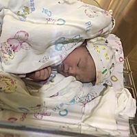 从10月5号晚上开始一点点痛！6号早上见红！本来不想急着去医院的，婆婆说早点去安全，就洗束完去医院了...