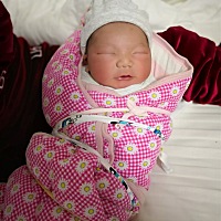 男宝出生啦，太太抱着宝宝，四代同堂啦😃