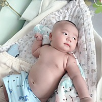 又来洗香香啦， 哈哈未来的游泳冠军🏆， 天生就会