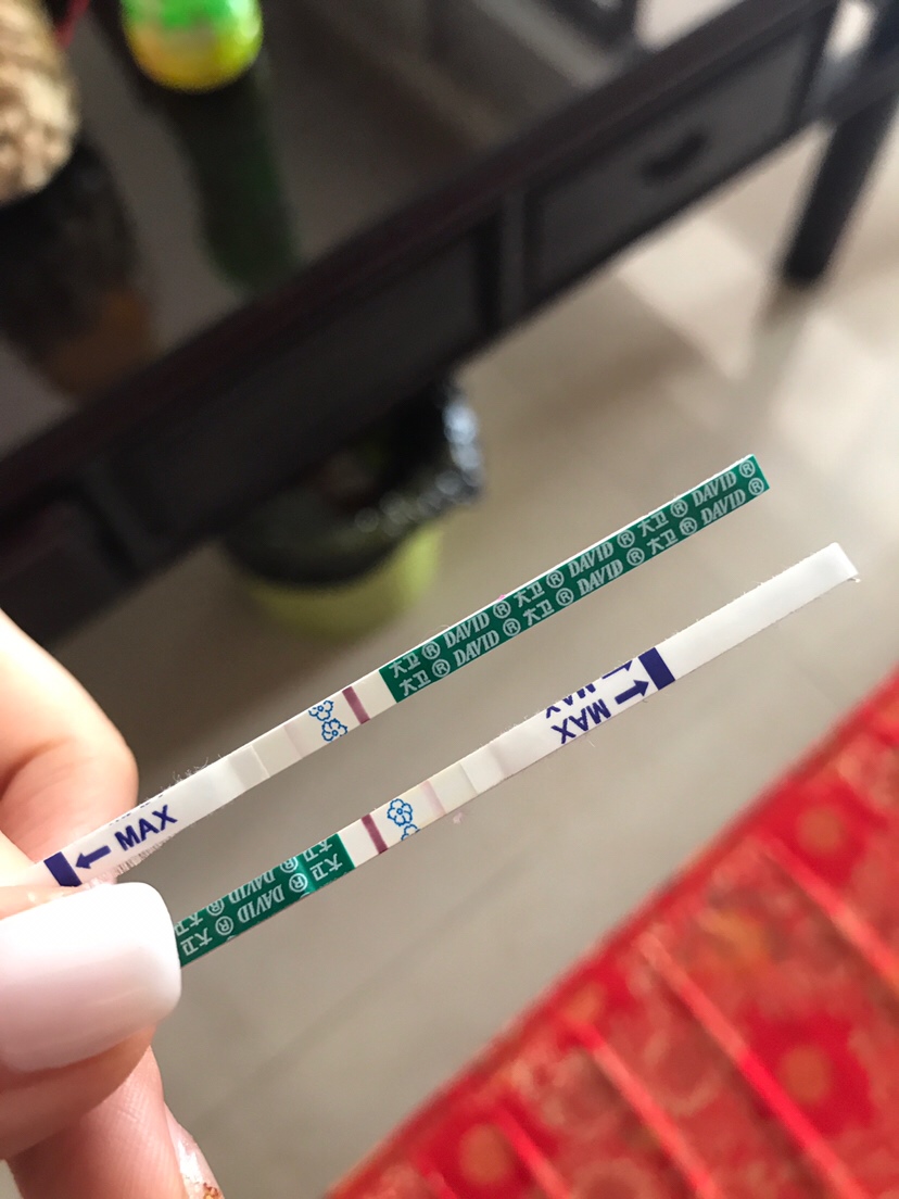 求各位妈妈看看，上面那条是昨天的，下面那条是今天的。一深一浅啊。。会是怀孕吗？？月经推迟第四天。。。好怕吃炸胡。就是不知道是不是怀了，