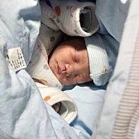 报喜了，预产期当天发动，痛了一天一夜，越到后面越痛，不敢想象是怎么熬过来的，侧切了