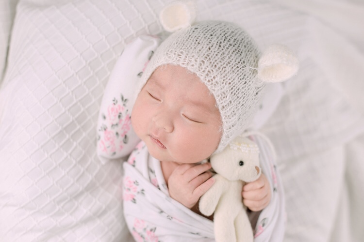 请问最近发现腋下有两颗黄豆般大小的疙瘩，请问这是什么啊要不要紧啊，刚生下来那一天两天涨奶了，跟石头一样硬。跟这个有关系么？