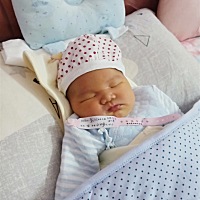 宝宝生下来的时候还白白的！现在越来越黄越来越黄！好郁闷！怎么回事！你们的宝宝生下来两三天也会变黄...