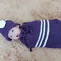 宝宝满月啦，自己给宝宝拍满月照，被包着老不乐意了，下次要等她睡觉来拍才行