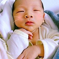 宝宝20天了，老是憋足了气使劲蹬腿，眼白还有点微黄！这是咋回事啊？