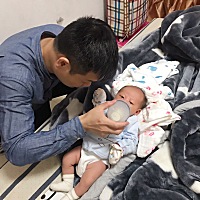 老公在学习喂奶。宝宝一哭比我都着急。