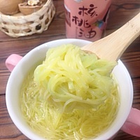 辅食分享 核桃油超级细面 食材：超级细面适量、核桃油 1、超级细面掰碎；清水煮沸下面煮面（1分钟即...