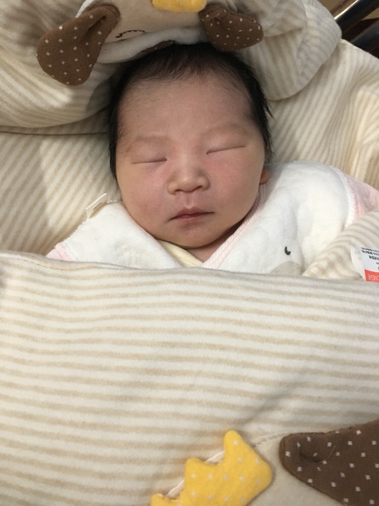 怀孕的时候能吃能睡，不孕吐，不忌口，身边的人十个有九个都说是男宝，我自己都信了，结果生出来是女孩。刚出生觉得好丑😂但是还是
