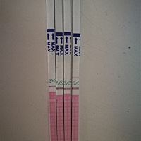 最右面是今天测的排卵试纸，左面是前几天测试的排卵试纸，有没有希望。不过觉得全身都是要来大姨妈的症状呀