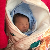 儿子一天比一天好看，越看越喜欢。但是初来奶，两个胸胸痛到受不了，还好宝贝有母乳喝了，但是喝了羊奶...