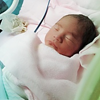 宝宝长得像爸爸还是妈妈 没足月，生下来像个小老头，感觉不像我也不像他爸爸