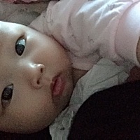 抱着妈妈睡觉。