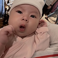 小葵刚生出来的 脸上超级红 和胎记一样红 当时没把我吓哭 现在白的可以发光