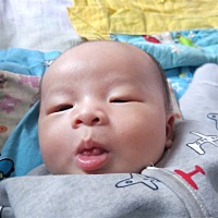 宝宝一个月了，眼睛一大一小，有没有这样的情况的宝妈们？