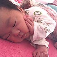 请问一下大家婴儿多久可以看见东西，我家宝宝明天满月了，可是好像还看不到东西，用手指在她眼睛前面晃...