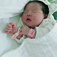 41+2宝宝终于出生了，六斤九两，顺产无侧切，轻微撕裂，这个淡定宝宝一直不发动，41周住院催产，早...