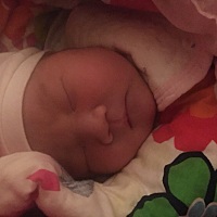 10月12日下午5点时肚痛到第二天10月13日下午6:25分生女孩体重8斤。痛到昏天黑地看到她那一刻没话说感觉...