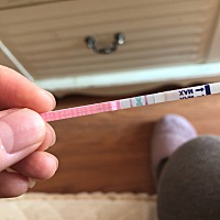 晚了两天没来例假，测排卵试纸三次都是两条红，是什么情况？